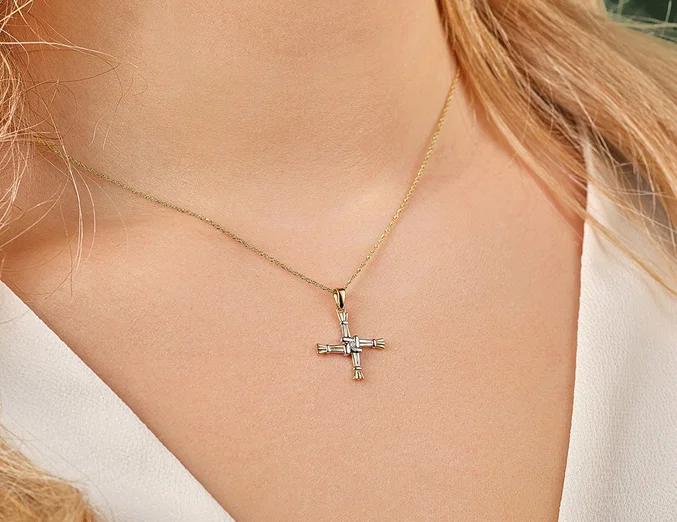 Shopping at the Cliffs of Moher Experience. Image of a delicate necklace around a woman's neck.